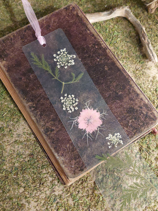 Lesezeichen rosa & weiß, gepresste Blumen und Kräuter, handgemacht